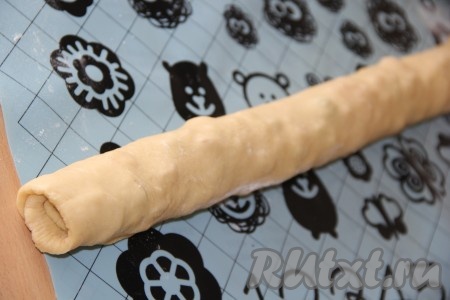 Каждый рулет разрезать на 2 части (в результате получится 4 рулетика). Каждый рулетик свернуть улиткой и выложить в формы для куличей (я использовала бумажные формы).
