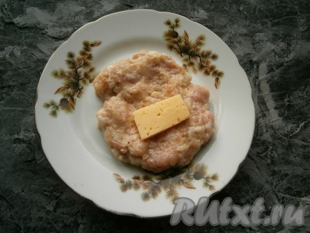 Для формирования зраз, из части получившегося мясного фарша сделать лепешку, в середину которой поместить кусочек сыра (как на фото).
