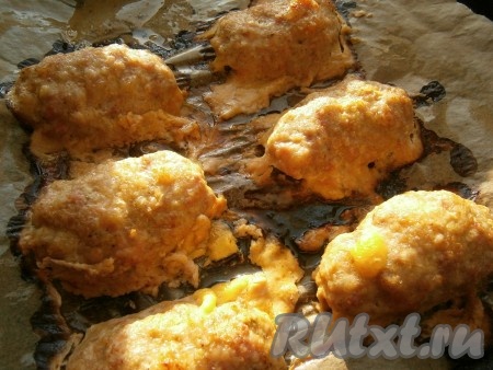 Запекать зразы с сыром в разогретой духовке при температуре 180 градусов около 35-40 минут.
