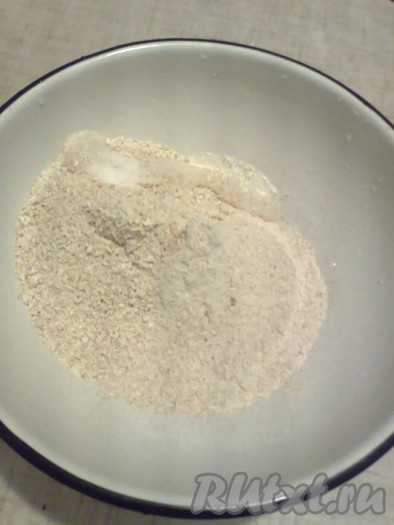 Для начала&nbsp; включите на разогрев духовку до 230 градусов. Затем измельчите овсяные хлопья в измельчителе или кофемолке. В миске смешайте измельченные овсяные хлопья, муку, гашеную соду и соль.