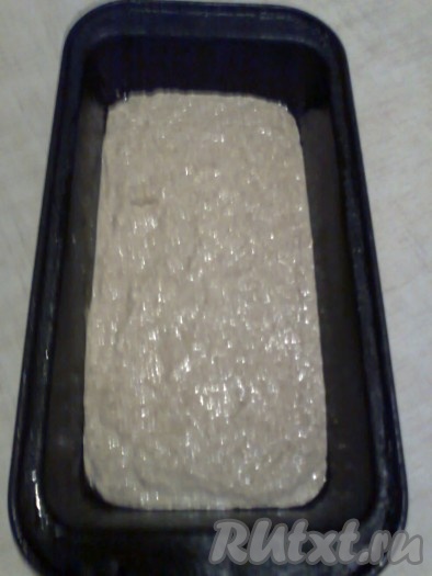 Получится мягкое жидковатое тесто. Выложите тесто в слегка смазанную маслом форму.