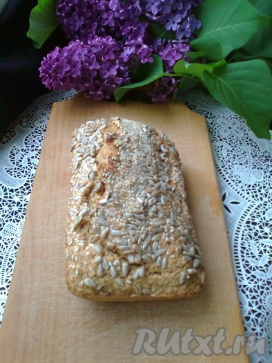 Готовый хлеб остудите на решетке, накрыв полотенцем. Вот такой вкусный и полезный цельнозерновой хлебушек получился.