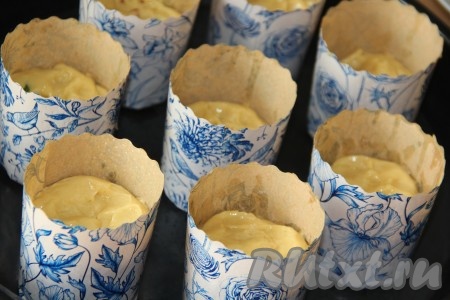 Тесто разделить на части и выложить в формы (я выпекала в бумажных формах), заполняя их на половину. Я выпекала небольшие куличики, у меня получилось 8 штук. Оставить тесто в формах на 1 час в тёплом месте.
