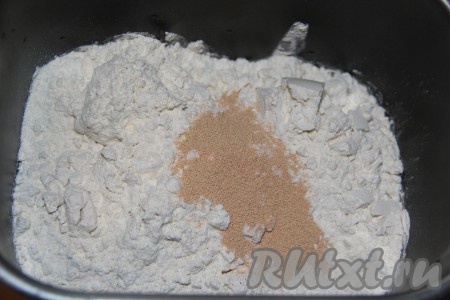 Всыпать муку, соль и дрожжи.
