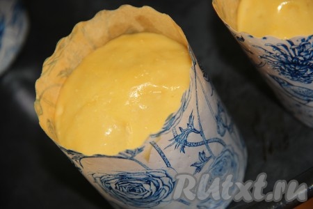 За час тесто в формах хорошо поднимется и заполнит формы. Поставить куличи&nbsp;"Бриошь" в разогретую духовку и выпекать минут 35 при температуре 180-200 градусов. Продолжительность выпечки зависит от размера куличей (готовность можно проверить сухой лучинкой - лучинка останется сухой, без следов теста при прокалывании готовых куличиков).
