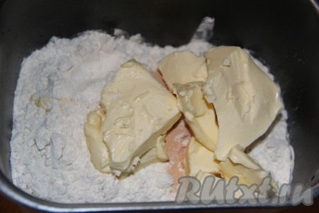 Сверху выложить размягченное сливочное масло, не растопленное! Выставить режим хлебопечки "Замес теста".
