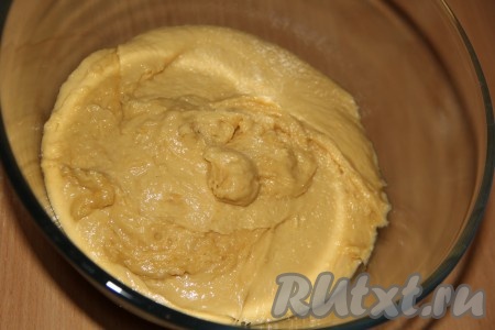 Переложить тесто в миску, оставить на 1 час в тепле, а затем убрать в холодильник на 8-12 часов. Миску накрыть пищевой плёнкой.
