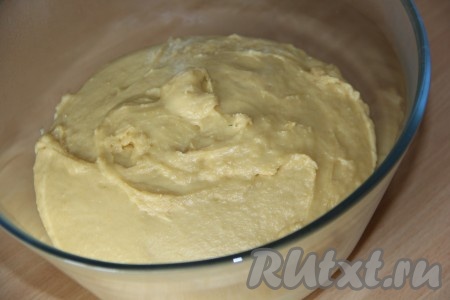 В течение 8-12 часов тесто в холодильнике немного поднимется, станет ровным, эластичным и не липким, как пластилин.
