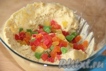 Достать тесто из холодильника, добавить в него цукаты и подмесить их в тесто.
