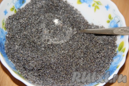 Перемешать маковую начинку, она получится сыпучей и липкой.
