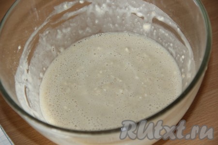 Вначале приготовим опару, для этого нужно соединить тёплое молоко, сахар, муку и дрожжи, перемешать массу. Температура молока для опары должна быть не выше 40 градусов, чтобы дрожжи могли работать.
