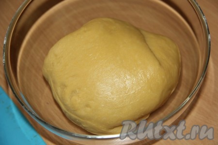 Свернув тесто, выложить его в миску и оставить на 1-1,5 часа в теплом месте.
