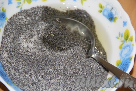 Для приготовления начинки соединить мак и сахар, добавить яичный белок.
