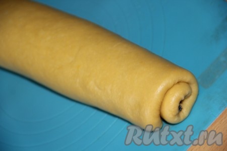 Свернуть тесто с начинкой в плотный рулет. У нас получится два рулета.
