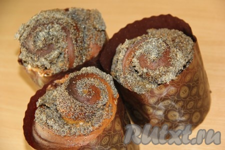 Выпекать ажурные маковые куличи в разогретой духовке минут 45 при температуре 200 градусов (готовность проверить сухой шпажкой).
