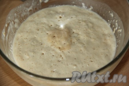 Оставить опару в тепле на 1 час. Опара покроется пышной шапкой.
