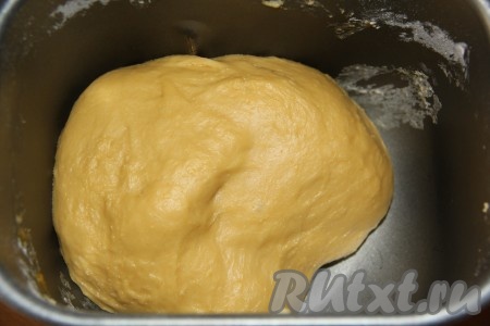 Установить режим "Замес теста" (в моей хлебопечке этот режим длится 1,5 часа). Если замешивать тесто вручную, тогда нужно соединить опару, сахар, желтки, соль, размягченное сливочное масло и муку, вымешивать тесто в течение 20 минут. Затем тесто оставить в тёплом месте на 1,5 часа, за это время оно увеличится в объёме в несколько раз. Тесто получится очень пластичным, нежным, не липнущим.
