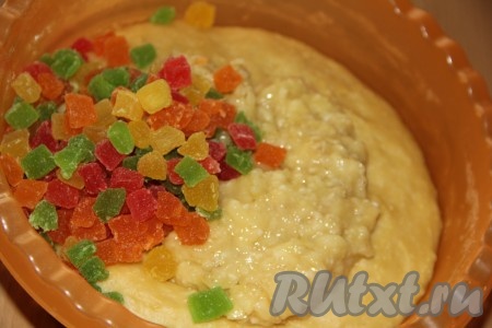 Добавить в тесто банановое пюре и цукаты.