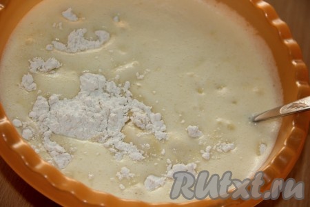 Влить получившуюся жидкую массу в мучную смесь.
