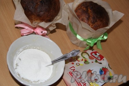 Оформить и украсить куличи можно по-разному. Я покрыла куличики покупной глазурью, разведенной в соответствии с инструкцией на упаковке.
