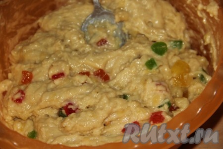 Перемешать тесто ложкой, оно получится в меру густым, но липким и тягучим. Разложить тесто по формам, заполняя их на 1/3 объема.
