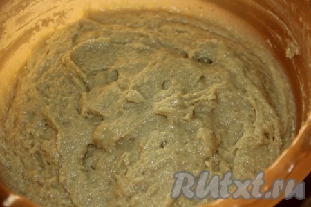 Перемешать тесто ложкой, оно получится липким.
