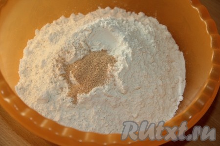 В глубокой миске соединить муку, соль и дрожжи.
