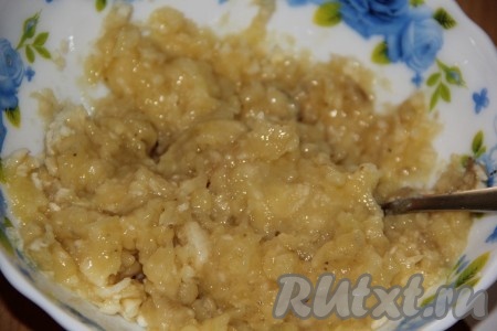 Бананы очистить, размять мякоть вилкой.
