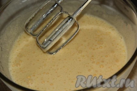 Взбить яйца с сахаром с помощью миксера в течение 5-7 минут.
