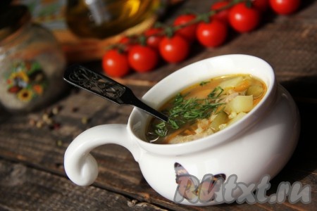 Подать сытный и очень вкусный рассольник, приготовленный с пшеном и солёными огурцами, в горячем виде, можно добавить рубленную зелень.
