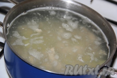 В кипящий бульон выложить кусочки мяса и нарезанный картофель, после закипания уменьшить огонь и варить минут 5.
