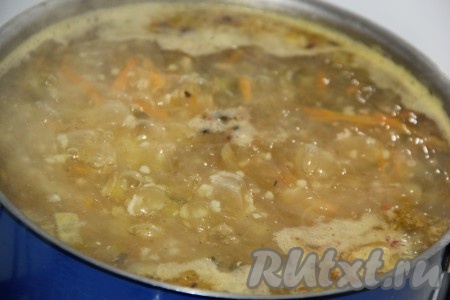 Когда картошка и пшено будут готовы, добавить в рассольник обжаренные овощи, варить 5 минут. Можно дополнительно влить 100-200 мл огуречного рассола. Если добавляете рассол, дайте супу провариться с момента закипания минут 5. Затем посолить, добавить специи по вкусу, горошины чёрного перца, лавровый лист, довести до кипения, снять рассольник с огня и дать настояться под крышкой минут 20.
