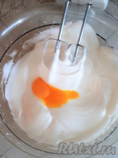 Добавить по одному желтки, продолжая взбивание.