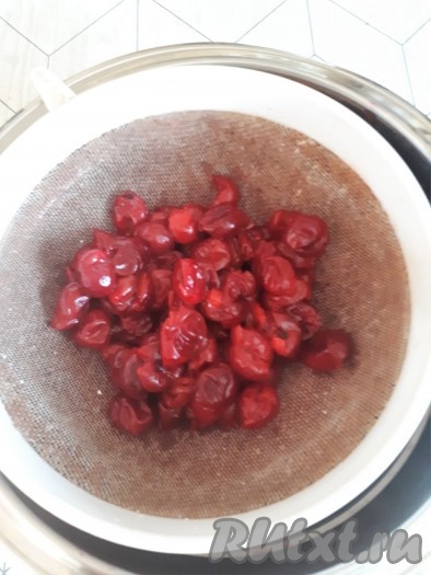 Из вишни удалить косточки. Если будет использоваться замороженная вишня, ее нужно предварительно разморозить и откинуть на сито, чтобы стек образовавшийся сок.
