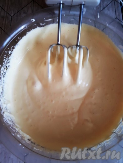 Добавить растительное масло и натёртую цедру с половины лимона.