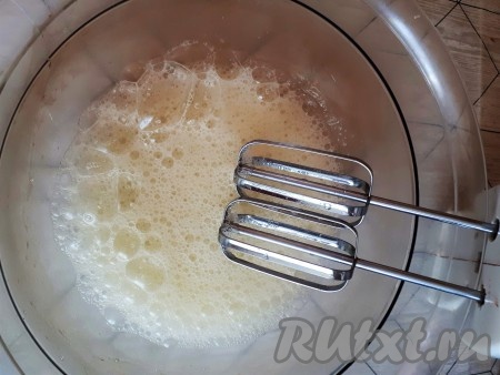 Продукты для приготовления бисквита должны быть комнатной температуры. Яйца разделить на белки и желтки. Белки взбить миксером, постепенно добавляя сахар, до образования пены.