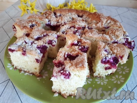 Очень нежный, воздушный бисквитный пирог с вишней и штрейзелем готов. Осталось лишь заварить душистый чай и позвать всех к столу.&nbsp;
