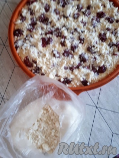 Для приготовления штрейзеля нужно смешать муку с сахаром, добавить кусочки холодного сливочного масла и перетереть получившуюся массу в крошку. Я использовала замороженный штрейзель, оставшийся от прошлой выпечки.
