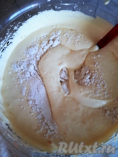 Перемешать тесто до однородного состояния. Просеять вместе муку, крахмал и разрыхлитель. В три приема добавить в тесто мучную смесь. Тесто не нужно взбивать, достаточно лишь перемешать до однородности. Тесто получится воздушным, в меру густым.