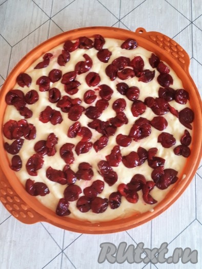 Форму для выпечки застелить пергаментом (если форма силиконовая, делать этого не нужно). Переложить подготовленное тесто в форму.&nbsp;Сверху разместить вишню.
