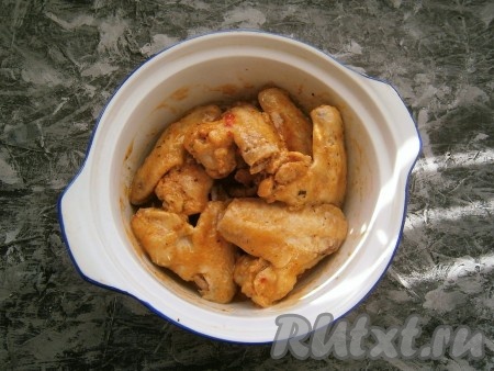 Готовить куриные крылья 15-20 минут&nbsp;при мощности микроволновки 650 Ватт.
