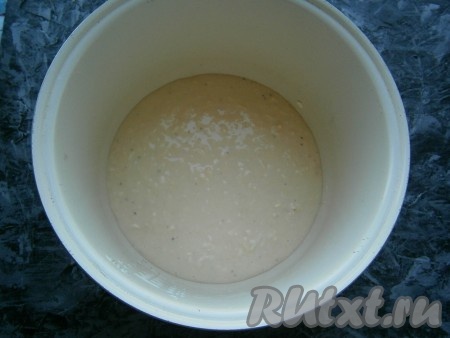 Чашу мультиварки щедро смазать размягченным сливочным маслом и ОБЯЗАТЕЛЬНО застелить дно пергаментом. Тесто еще раз перемешать и вылить его в чашу. Консистенция теста будет жидковатой.
