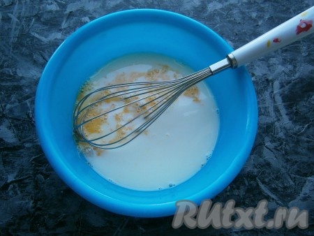 Взбить его немного венчиком, влить молоко.