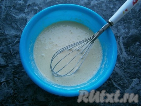 Снова тщательно венчиком перемешать. Тесто должно получиться однородным, без комочков, похожим на тесто для толстых блинов.
