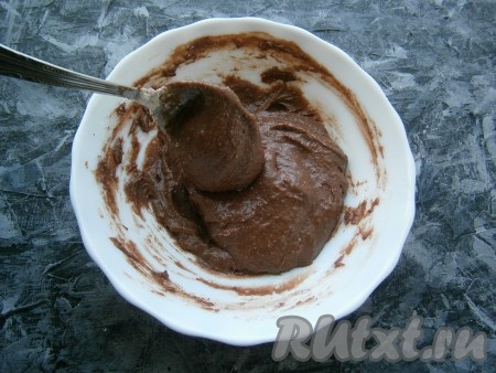 Замесить ложкой тесто, которое должно получиться густоватым, как хороший масляный крем. Если тесто будет более жидкое, то добавьте ещё немного муки.