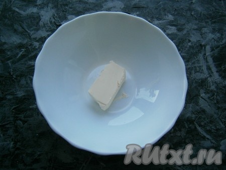 Сливочное масло поместить в ёмкость для СВЧ и растопить его в микроволновке в течение 15-20 секунд.
