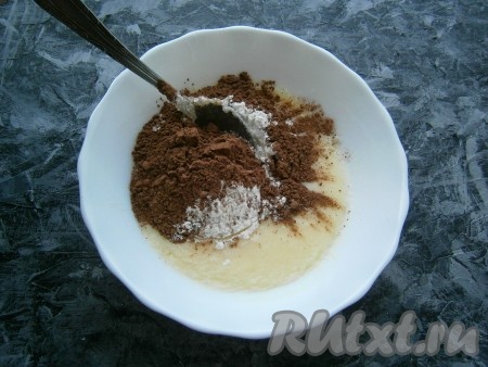 Всыпать муку и какао-порошок.