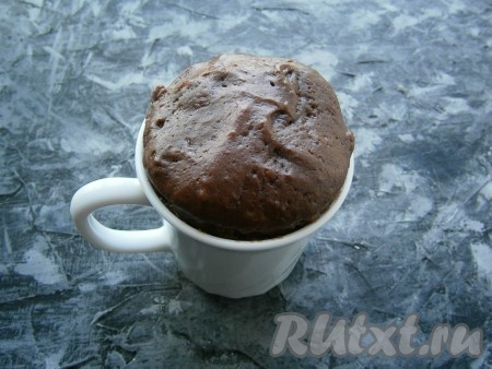 Поместить кружку в микроволновку и выпекать брауни при мощности 650 Ватт 2 минуты 30 секунд.