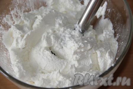 Погружным блендером пробить творог до однородности (или перетереть через сито).
