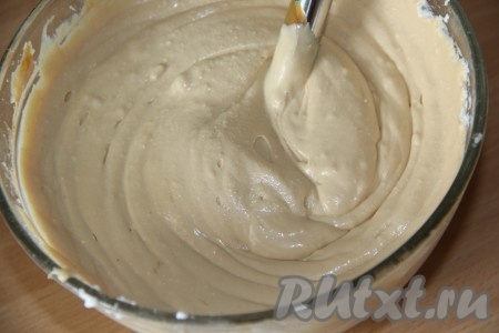 Перемешать творожную массу до однородности, я перемешала блендером. Масса получилась однородной и гладкой.
